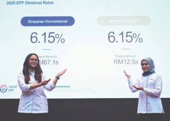EKSEKUTIF Kumpulan Wang Simpanan Pekerja (KWSP), Sara Hamidah Mazlen (kiri) dan Nursyazreen Wahid
Marican menunjukkan peratusan dividen KWSP pada Pembentangan Dividen KWSP bagi tahun 2025 di
Menara KWSP, Kuala Lumpur, semalam. – MINGGUAN/FARIZ RUSADIO