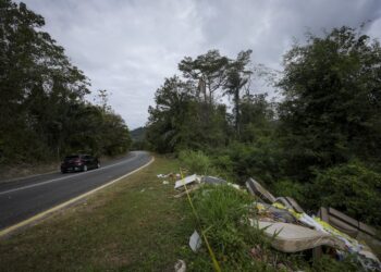 KEADAAN sampah yang dibuang di tepi jalan yang dilihat Ketika tinjauan di Jalan Lama Bukit Putus di Seremban baru-baru ini. - UTUSAN/MUHAMAD IQBAL ROSLI
