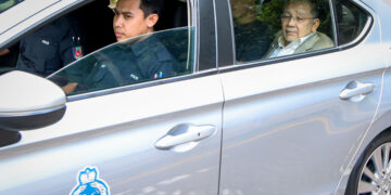 MOHD. Isa Abdul Samad dibawa oleh anggota polis untuk ke Penjara Sungai Buloh, Selangor selepas diperintah menjalani hukuman penjara enam tahun oleh Mahkamah Persekutuan, semalam. – UTUSAN/FAIZ ALIF ZUBIR