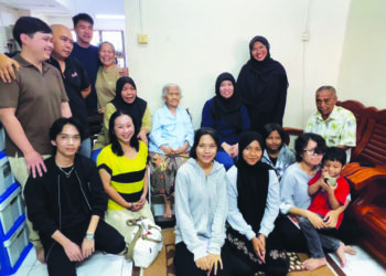 GOH Hui Ling (belakang, empat dari kanan) bersama sebahagian anak, menantu dan cucu daripada berbagai agama dan bangsa di kediaman mereka di Indera Mahkota di Kuantan, Pahang.