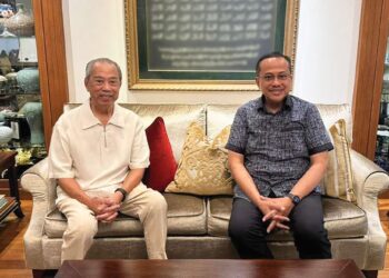 GAMBAR pertemuan Ahmad Samsuri Mokhtar (kanan) dengan Muhyiddin Yassin yang dikongsikan Ahli Parlimen Bachok Mohd. Syahir Che Sulaiman di akaun Facebook miliknya, Januari lalu.