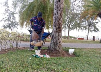 RAZALAI Mamat menyapu sampah yang ditinggalkan pengunjung selepas berbuka puasa di Taman Panorama, Kuala Terengganu. - UTUSAN/ ERMA YUSNIDA JUSOH
