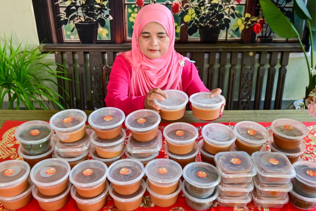 Kuih bakul air tangan Rosidah digemari pelbagai kaum