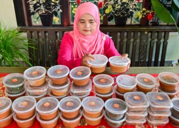 ROSIDAH Muda menunjukkan kuih bakul buatannya di Kampung Pelam, Kuala Telemong, Terengganu. - PUQTRA HAIRRY