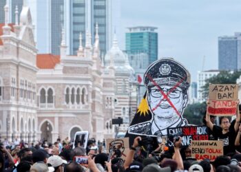 PARA peserta Himpunan #TangkapAzamBaki mengenakan pakaian serba hitam bergerak dari pekarangan Dataran Merdeka, Kuala Lumpur - GAMBAR HIASAN
