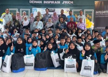 ANTARA murid yang  menerima bantuan persekolahan daripada Institut Integriti  Malaysia (IIM) menerusi Program  Back To School bagi membantu golongan B40.