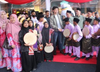 TENGKU Hassanal Ibrahim Alam Shah (tengah) bersama murid- murid SK Janda Baik Bentong baru-baru ini.