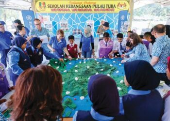 Antara aktiviti yang terdapat dalam Program Allianz Eco Quest, di Sekolah Kebangsaan (SK)  Pulau Tuba, Langkawi baru-baru ini . – UTUSAN/SHIDDIEQIIN ZON