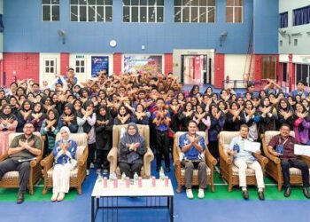 Timbalan Pengetua Pembangunan Bakat MRSM Kuantan, Pahang; Rasmalenza Mohd. Rashid bersama pelajar UiTM dan pelajar tingkatan 3 MRSM semasa majlis penutup di MRSM Kuantan baru-baru ini.