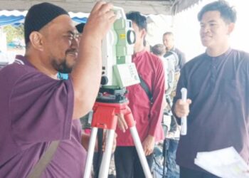 Pelajar Diploma Geomatik Politeknik Ungku Omar berkongsi ilmu kepada komuniti setempat tentang cerapan anak bulan bagi penentuan 1 Ramadan 1447H.