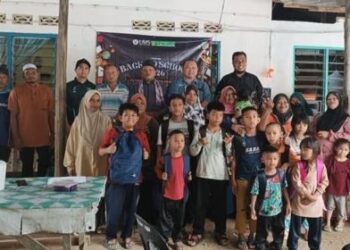 Agihan cenderahati dan alat mainan kepada kanak-kanak Kampung Timbang Taun, Pitas, Sabah 
– HARDY JOE