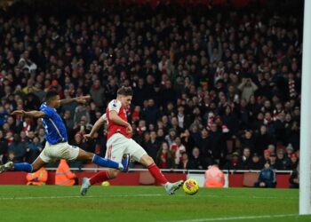 PENYERANG Arsenal, Viktor Gyokeres menjaringkan gol ketiga Arsenal sewaktu menumpaskan Sunderland 3-0 dalam aksi liga di laman sendiri semalam. - AFP