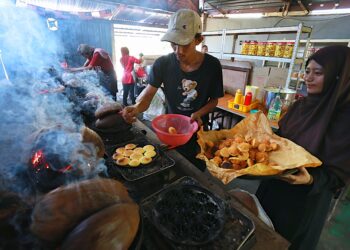 NURUL Syamimi Iskandar Nor (kanan) bersama pekerjanya menyiapkan tempahan baulu di kedainya 
di Kampung Pelangai, Kuala Pilah, Negeri Sembilan. – UTUSAN/MOHD. SHAHJEHAN MAAMIN