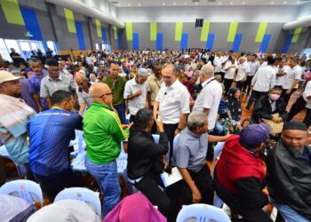 WAN Rosdy Wan Ismail (tengah) bermesra dengan orang ramai semasa  Majlis Penyerahan Dividen Program Pembangunan Rakyat Termiskin (PPRT) Ladang Bukit Gayong  Kepada Peserta E-Kasih di Dewan Dato’ Sri Abdul Manan Ismail, Kuantan, Pahang. - UTUSAN/SHAIKH AHMAD RAZIF
