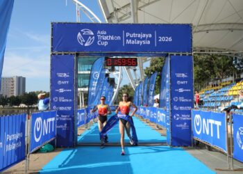 XINYU (kanan) menewaskan rakan senegara, Meiyi dengan perbezaan masa satu saat. – VE PICTURE