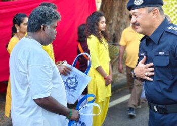 AZIZEE Ismail (kanan) menyapa seorang pengunjung pada Program Community Policing sempena Thaipusam 2026 di Jalan Kebun Bunga, George Town, Pulau Pinang hari ini.-UTUSAN/ISWAN SHAFIQ ISA
