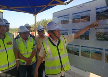 Ahmad menunjukkan kemajuan projek SDE ketika mengadakan lawatan kerja di lebuh raya itu, hari ini