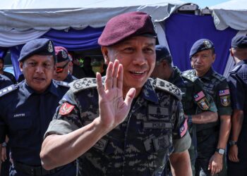 Ketua Polis Negara, Datuk Seri Mohd Khalid Ismail ketika hadir mengadakan lawatan ke Kuil Sri Subramaniar Swamy, Batu Caves sempena sambutan perayaan Thaipusam di sini hari ini. GAMBAR - AMIR KHALID
