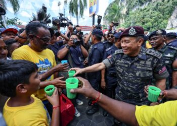Ketua Polis Negara, Datuk Seri Mohd Khalid Ismail ketika hadir mengadakan lawatan ke Kuil Sri Subramaniar Swamy, Batu Caves sempena sambutan perayaan Thaipusam di sini hari ini. GAMBAR - AMIR KHALID