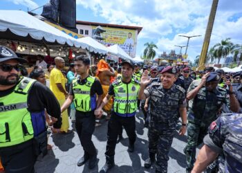 Ketua Polis Negara, Datuk Seri Mohd Khalid Ismail ketika hadir mengadakan lawatan ke Kuil Sri Subramaniar Swamy, Batu Caves sempena sambutan perayaan Thaipusam di sini hari ini. GAMBAR - AMIR KHALID
