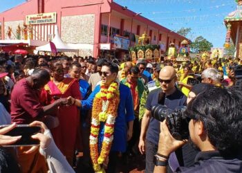 MOHAMMED Taufiq Johari (tengah) ketika meninjau sambutan Thaipusam di Kuil Sri Subramaniya Swami Devasthanam, Jalan Kuala Ketil di Sungai Petani, hari ini.