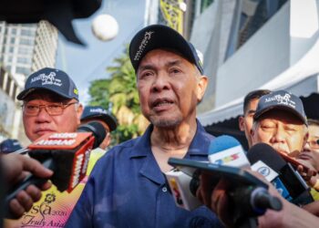 ZAHID ketika ditemui pemberita selepas menyempurnakan flag-off KL Music Night Run di ibu negara, hari ini.  GAMBAR - IQUBAL ROSLI