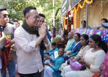 STEVEN Sim Chee Keong (dua dari kiri) ketika menghadiri Program KUSKOP MADANI Sempena Thaipusam di Jalan Kebun Bunga di George Town, Pulau Pinang.