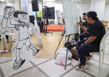 SEBAHAGIAN peserta pertandingan melukis pada Program Zoom Kartun di pusat beli belah KL Gateway, Kuala Lumpur kelmarin.-UTUSAN/FARIZ RUSADIO