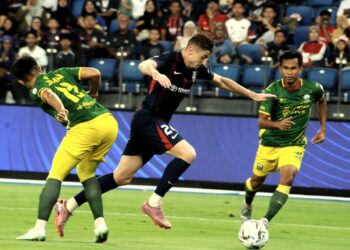 PEMAIN JDT, Oscar Aribas di kawal dua pertahanan Imigresen FC pada aksi Liga Super 2025/2026 di Stadium Sultan Ibrahim, Iskandar Puteri disini hari ini.- UTUSAN/RAJA JAAFAR ALI