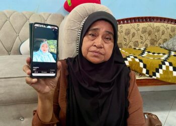 NORSIAH Yahya menunjukkan gambar Allahyarham Zahrullail Basir ketika ditemui di Taman Sultan Abdul Halim, Tanjung Bendahara di Alor Setar, Kedah hari ini.