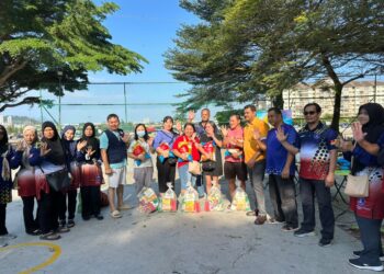 DR. R. Kannan (empat dari kanan) bergambar bersama penduduk yang menerima sumbangan barangan keperluan asas di Pangsapuri Puchong Permai, Puchong, Selangor baru-baru ini.