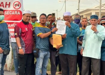 SEBAHAGIAN daripada penduduk menunjukkan memorandum bantahan berhubung bau busuk akibat aktiviti penternakan babi yang akan dihantar kepada wakil rakyat di Tasek Gelugor, Pulau Pinang, kelmarin.