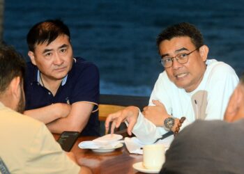 LANG Jinjun (kiri) ketika ditemui di Kuantan, Pahang berkongsi hasrat syarikatnya, Oceanscape International Limited untuk melabur dalam sektor tenaga boleh diperbaharui di Pahang dengan nilai pelaburan dianggarkan mencecah RM10 bilion..