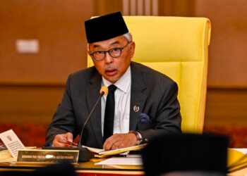 AL-SULTAN ABDULLAH Ri'ayatuddin Al-Mustafa Billah Shah mempengerusikan Mesyuarat Jumaah Pangkuan Diraja Negeri Pahang Kali Ke-120 di Hotel Grand Darul Makmur di Kuantan, Pahang hari ini.GAMBAR/FACEBOOK KESULTANAN PAHANG