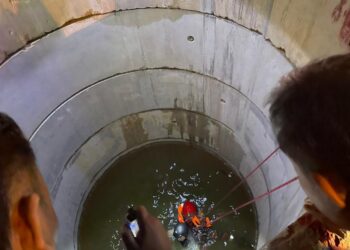 ANGGOTA bomba ketika mengeluarkan mangsa yang terjatuh ke dalam lubang pembetung sedalam kira-kira 10 meter di Jalan Bunga Tanjung, Tampin, malam tadi. -GAMBAR / IHSAN POLIS