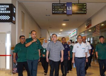 Anthony Loke ketika mengadakan lawatan dan tinjauan di Terminal Bersepadu Selatan, hari ini.-UTUSAN/ISKANDAR ISHAK