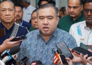 ANTHONY Loke ketika mengadakan lawatan dan tinjauan di Terminal Bersepadu Selatan, hari ini. - UTUSAN/ISKANDAR ISHAK