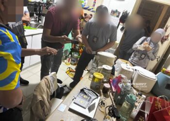 JIM Negeri Johor membuat serbuan di sebuah rumah yang menjadi pusat operasi sindiket berkenaan di Taman Daya, Johor Bahru, Johor.