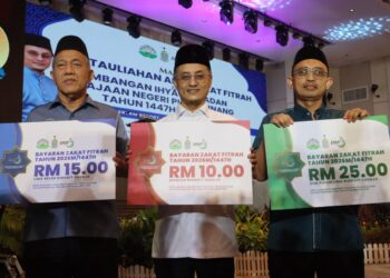 MOHAMAD Abdul Hamid (tengah) bersama Ketua Pegawai Eksekutif Zakat MAINPP, Mohamad Kairi Ghazali (kanan) dan Timbalan Yang Dipertua MAINPP, Prof. Emeritus Datuk Dr. Abd Aziz Tajuddin menunjukkan kadar zakat fitrah bagi negeri Pulau Pinang untuk tahun ini pada Majlis Pentauliahan Amil Zakat Fitrah dan Sumbangan Ihya Ramadan Kerajaan Negeri Pulau Pinang di Kepala Batas, Pulau Pinang.-UTUSAN/DANIAL SAAD
