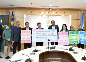 CHOW Kon Yeow (lima dari kiri) ketika mengumumkan mengenai agihan fasa pertama program i-Sejahtera di pejabatnya di George Town, Pulau Pinang, hari ini.