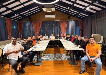 CHONG Wei Hoong (tengah) bersama ahli jawatankuasa AMH Pulau Pinang yang baru dilantik pada hari ini.-GAMBAR/AMH PINANG PINANG
