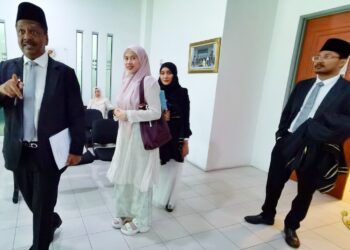 DR. Afifah Hidayah Ahmad Tawfek (tengah) selepas prosiding di Mahkamah Tinggi Syariah Seremban, Bandar Sri Sendayan, Seremban semalam. – UTUSAN /MOHD. SHAHJEHAN MAAMIN