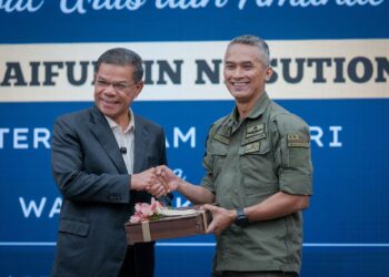 SAIFUDDIN Nasution Ismail menerima cenderahati daripada Mohd Shuhaily Mohd Zain (kanan) pada Majlis Libat Urus dan Amanat 2026 Menteri Dalam Negeri bersama Warga AKPS di Kompleks Setia Perkasa, Putrajaya. UTUSAN/FAIZ ALIF ZUBIR