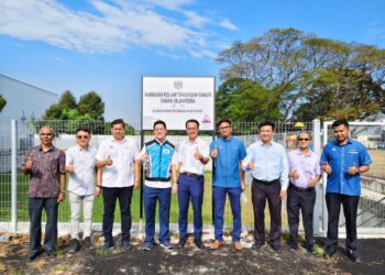 ZAIRIL Khir Johari (empat dari kiri) ketika meninjau projek RTB yang menelan kos kira-kira RM2.73 juta di Taman Sejahtera, Machang Bubok, Bukit Mertajam, Pulau Pinang.