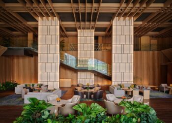 Lobi yang luas menampilkan siling tinggi, tiang berinspirasikan kertas dan kemasan kayu mewah mewujudkan suasana tenang dan elegan.