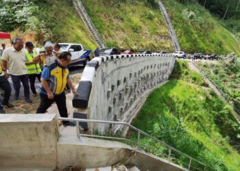 ALEXANDER Nanta Linggi ketika lawatan kerja pada Majlis Penyerahan Pembaikan Cerun di Laluan VHF Telapak  Buruk, Jelebu hari ini.-UTUSAN/MOHD. SHAHJEHAN MAAMIN.