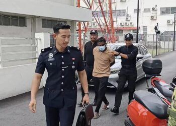 TERTUDUH, S. Parthiban dibawa ke Mahkamah Sesyen Kajang, di sini hari ini. - UTUSAN