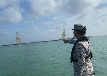 OPERASI mencari dan menyelamat (carilamat) seorang nelayan tempatan yang dilaporkan hilang selepas terlibat dalam insiden pelanggaran bot pada Ahad lalu- gambar ihsan Agensi Penguatkuasaan Maritim Malaysia (APMM)