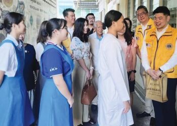 BEBERAPA pelajar sekolah beratur untuk mencuba menggunakan Sistem Keselamatan Kampus Pintar SCOLA di SMJK Union, George Town, Pulau Pinang baru-baru ini. 
– UTUSAN/SAFINA RAMLI