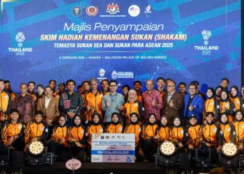 DR Mohammed Taufiq Johari(tengah) bersama skuad hoki negara yang muncul sebagai penerima SHAKAM tertinggi secara keseluruhan merangkumi hoki padang, hoki dalam dewan dan hoki lima sebelah, sekali gus menegaskan kekuatan sukan berpasukan negara dalam temasya dwitahunan itu.-UTUSAN/SHIDDIEQIIN ZON